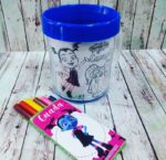 TAZA DE PLASTICO PARA PINTAR CON CAJITA DE LAPICES TODO PERSONALIZADO - Imagen 4