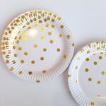 Plato Blanco Con Lunares Dorados de Polipapel de 17 cm Por 6 Unidades