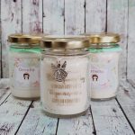 VELA NATURAL DE SOJA EN FRASCO CON VINILO DORADO Y  TAPA  PERSONALIZADA COMUNION U OTRA OCACION