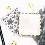 Plato Polipapel Cuadrado Blanco con Borde Stamping Dorado x 8
