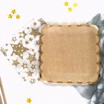 Platos de Polipapel Kraft Cuadrado  con Guarda Stamping Dorado x 8.