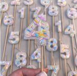 Numero Vela Con Confetti Multicolor Pastel - Imagen 3