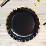 Platos de Polipapel Negro Redondo con Guarda Ondulada Stamping Dorado x 8.