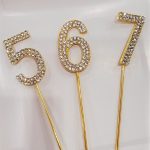 Adorno Numero Acrilico Dorado con Strass. Mide 8cm.