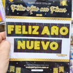 Guirnalda  FELIZ AÑO Letra Glitter Dorado  con Flecos Tipo Cortina Negra Brillosa.  Mide 2.3 Mts.