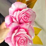 Platos Polipapel En FORMA DE FLOR ROSA con Hojas Con Stamping Dorado. 6 Unidades. 26x 18,6 cm.