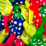 Globos Neon Fluor  Lunares Blancos  12 Pulgadas  x 5 Unidades Importados Serpentex. Brilla con Luz Negra