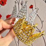Adorno  CORONA MEDIANA CON STRASS Plastica . Dorada o Plata.
