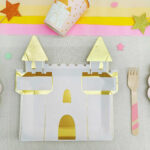 Platos Bandeja CASTILLO LITTLLE PRINCESS x 8 Unidades. Con Stamping Dorado. Mide 23.5 cm x 23.5 cm.