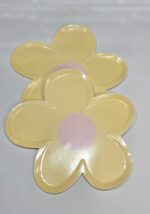 Platos Polipapel FORMA MARGARITA SPRING AMARILLO PASTEL x 10 Unidades. Miden 23 cm x 23,5 cm. - Imagen 3