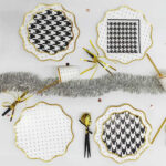 Bandeja Plato Polipapel Black and White Lunares x 8  Ondulado Con Stamping Dorado. Mide 27 cm. - Imagen 4