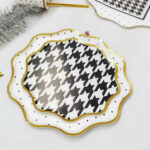 Platos Polipapel Black and white x 8 Unidades Ondulado Con Stamping Dorado. Mide 20,5 cm.
