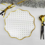 Bandeja Plato Polipapel Black and White Lunares x 8  Ondulado Con Stamping Dorado. Mide 27 cm.