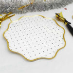 Bandeja Plato Polipapel Black and White Lunares x 8  Ondulado Con Stamping Dorado. Mide 27 cm. - Imagen 2