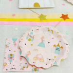 Platos Bandeja CASTILLO LITTLLE PRINCESS x 8 Unidades. Con Stamping Dorado. Mide 23.5 cm x 23.5 cm. - Imagen 6