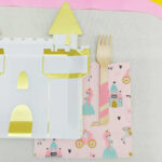 Platos Bandeja CASTILLO LITTLLE PRINCESS x 8 Unidades. Con Stamping Dorado. Mide 23.5 cm x 23.5 cm. - Imagen 3
