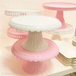 Bandeja Plastico ALZADA POSA TORTA CON PIE BOLADO Blanca. Medida 28,5 x 15,5 cm