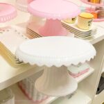 Bandeja Plastico ALZADA POSA TORTA CON PIE BOLADO Blanca. Medida 28,5 x 15,5 cm - Imagen 2