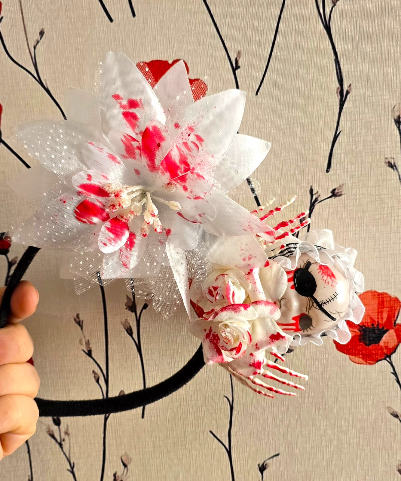 WhatsApp Image 2025-10-02 at 15.28.33 Vincha Halloween CABEZA DE MUÑECA CON PARCHE CON FLOR BLANCA SANGRIENTA - Imagen 1