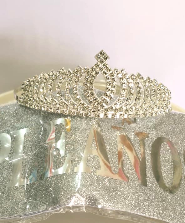 WhatsApp Image 2026-01-09 at 15.02.02 (1) Set CORONA METAL STRASS PRINCESS + FAJA DE FC A TONO. Dorado Plata o GoldRose. - Imagen 1