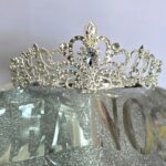 Set CORONA METAL STRASS  QUEEN PIEDRAS  + FAJA DE FC A TONO. Dorado o Plateado