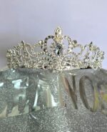 Set CORONA METAL STRASS  QUEEN PIEDRAS  + FAJA DE FC A TONO. Dorado o Plateado