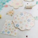 Platos Bandejas Polipapel Ondulado  MARGARITAS SPRING Blanco x 8. Mide 27cm x 27cm - Imagen 3
