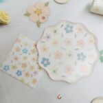 Platos Bandejas Polipapel Ondulado  MARGARITAS SPRING Blanco x 8. Mide 27cm x 27cm - Imagen 5