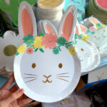 Plato Polipapel FORMA DE CONEJO CON FLORES Y STAMPING DORADO x 8.