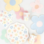 Platos Bandejas Polipapel Ondulado  MARGARITAS SPRING Blanco x 8. Mide 27cm x 27cm