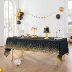 Mantel Plastico Descartable Premiun negro con Lunares Dorados . No es Stamping. Mide 1.37x1.83 mts.  REUSABLE