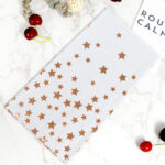 Mantel Plastico Descartable Premiun BLANCO con Estrellas GoldRose . No es Stamping. Mide 1.37x1.83 mts.  REUSABLE