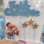 TOPPER ADORNO TORTA FC  MESSI BESANDO COPA + 3 ESTRELLAS