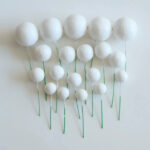 Toppers Esferas Bolas Para Tortas Plasticas BLANCAS Varias Medidas en el Pack x 20 Unidades. - Imagen 3