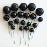 Toppers Esferas Bolas Para Tortas Plasticas NEGRAS Varias Medidas en el Pack x 20 Unidades. - Imagen 3