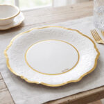 Plato Liberty Relieve Blanco y Dorado 21 cm  Trae 10 Unidades. - Imagen 2
