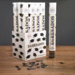 LANZA PAPELITOS EGRESADOS BIRRETES NEGROS
