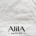 Servilleta Premium Texturada Papel Relieve Nacarado Blanca 33x33  Trae 20 Unidades.