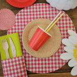 Plato de Sitio de Papel CUADRILLE ROJO Y BLANCO X 20.