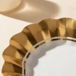 Plato NEW WAVE Blanco Borde Stamping Dorado 23 cm  Trae 10 Unidades. - Imagen 3