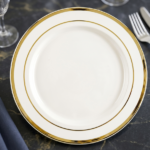Platos PREMIUN LUJO MODELO DUBAI DORADO  . De Plastico Resistente Reutilizable con Stamping x 10. Diametro 26  cm.