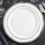 Platos PREMIUN LUJO MODELO DUBAI PLATEADO . De Plastico Resistente Reutilizable con Stamping x 10. Diametro 26 cm.