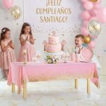 Mantel Metalizado Descartable Premiun Rosa con Lunares Dorados . Mide 1.37x1.83 mts.  REUSABLE