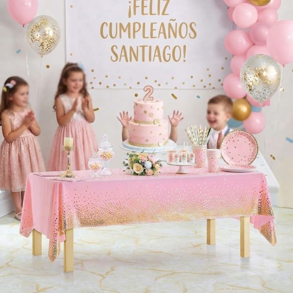 Mantel Metalizado Descartable Premiun Rosa con Lunares Dorados . Mide 1.37x1.83 mts.  REUSABLE