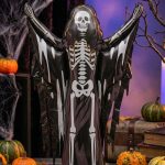 Globo XL HALLOWEEN: ESQUELETO CON CAPA. Mide 1.5 mts x 91 cm