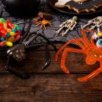 Bandeja de Plastico  Golosinera Halloween: ARAÑA CRISTAL  Viene en 3 Colores: Naranja Violeta o Negra.