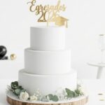 Topper  Acrilico Espejados  EGRESADOS 2026 CON BIRRETE ABAJO  . Dorado o Plateado.