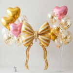 Set de Globos COQUETTE MOÑO RAYADO DORADO Y BLANCO  17 Piezas.